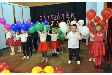 Kisebb és nagyobb gyerekek egyaránt jól szórakozhatnak a fölújított játszótéren / Gergely Árpád felvétele