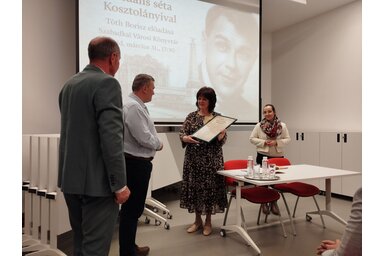 A címpannó átadása / Lukács Melinda felvétele