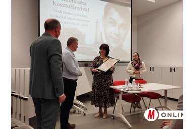 A címpannó átadása / Lukács Melinda felvétele