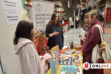 A Magyar Tanszék iránt érdeklődőket a kar bejáratánál felállított standnál fogadták (Fotó: Paraczky László felvétele)