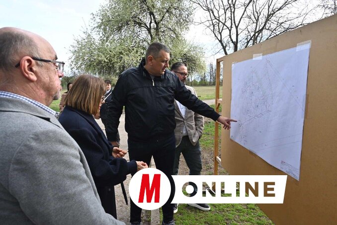 A kivitelező ismerteti a munkálatok részleteit (Fotó: Ótos András)