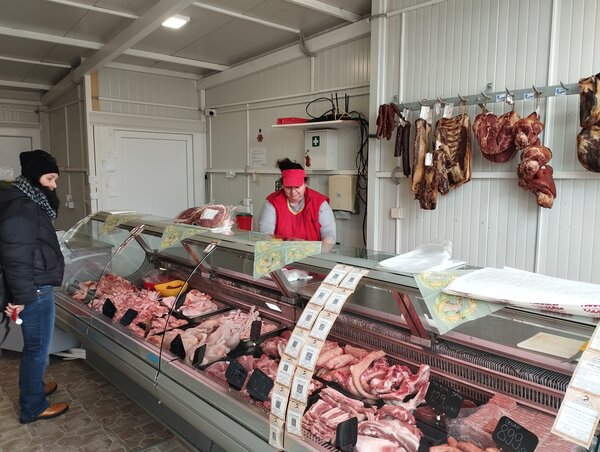 A hentesüzletben saját hústermékeket értékesítenek