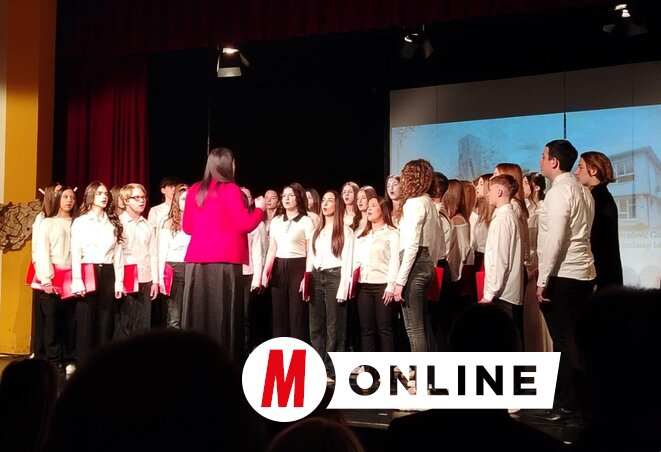 A kétnyelvű ünnepi műsorban a gimnázium kórusa is bemutatkozott (Fotó: Tóth Péter)