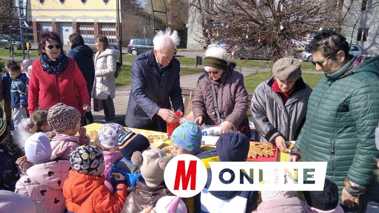 A kézimunkacsoport tagjai süteménnyel és teával kedveskedtek az óvodásoknak (Herceg Elizabetta felvétele)