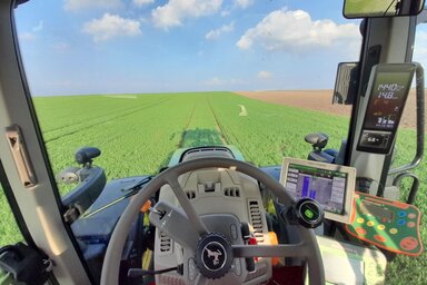 Kezdődhet a búza permetezése (Paraczky László felvétele)