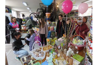 A Pongó önkéntesei a menhelyen lévő ebek kezelésére gyűjtöttek a húsvéti vásáron