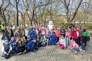 A díszítő községbeli gyerekek (Fotó: Thurzó Lajos Művelődési-Oktatási Központ)