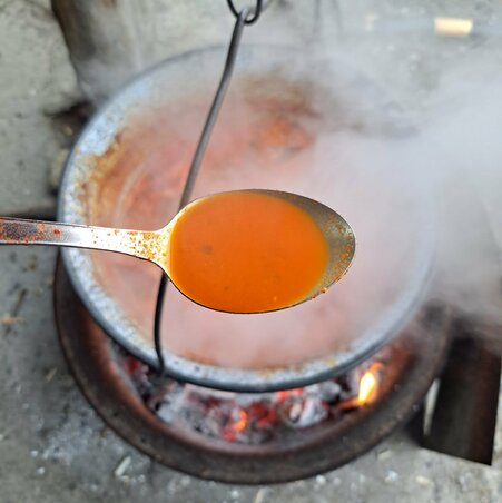 Árpás-paprikát a paprikásba…! (Fotó: Árpás Róbert archívumából)