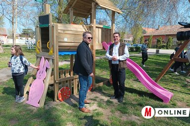 Méhes Béla és Fazekas Róbert az egyik új játszótéri elem előtt (Fotó: Kazinczy Paszterkó Diana)