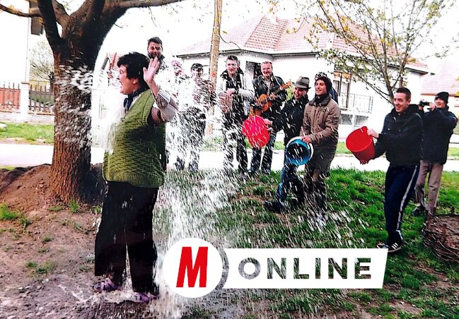 Amikor a népszokások és a hagyományok kutatóját is meglocsolták (Archív felvétel)