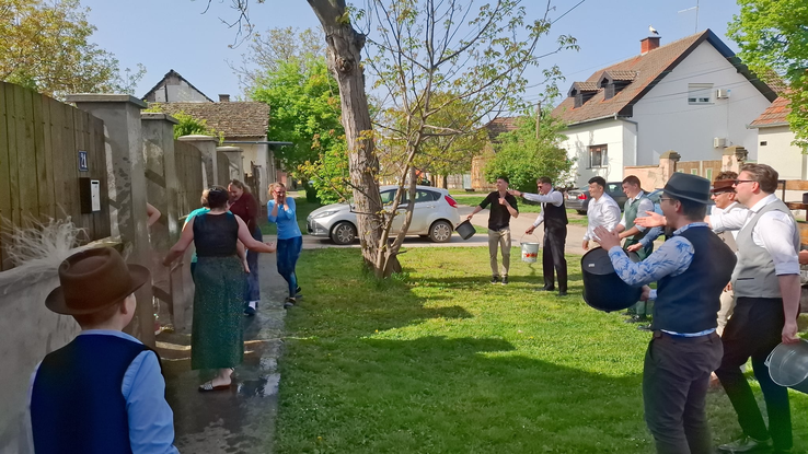 Óbecsén a fiúk és a lányok is nagyon szeretik a locsolkodást