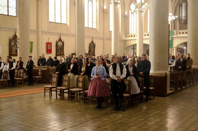 A feltámadási szentmisén népviseletben jelentek meg a kodályosok (Fotó: Topolyai Plébánia)
