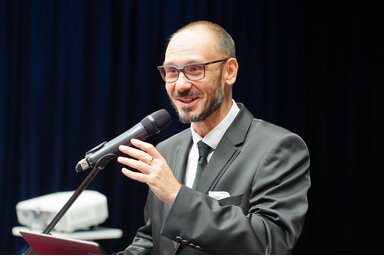 A tanár, aki mindig mosolyogva, lelkesen tart előadást  / Prof. dr. Szűts Zoltán felvétele