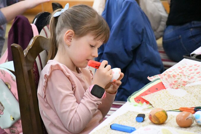 Színes filcekkel is lehet tojást díszíteni