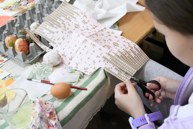 Dekupázstechnikával szalvétarétegeket helyeznek a kifújt tojásokra