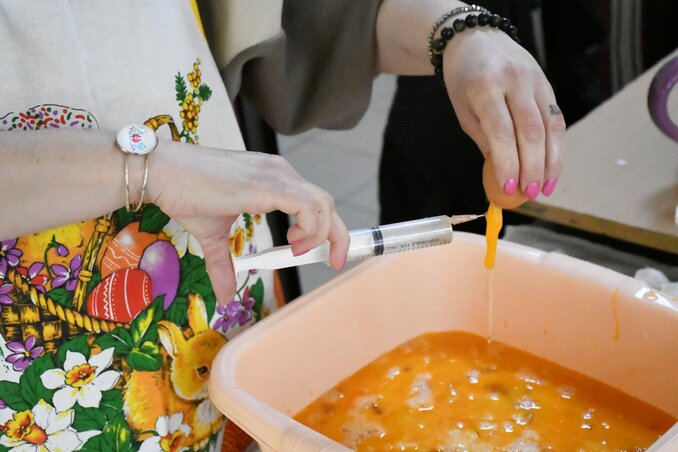 Fecskendővel fújták ki a tojásokat