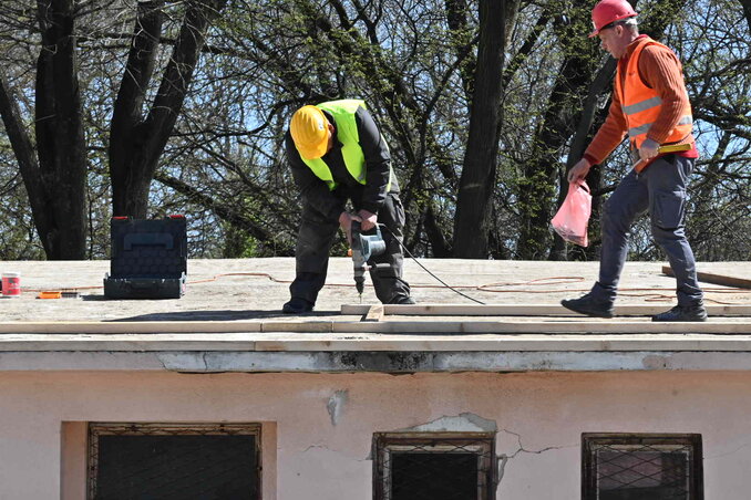 Fotó: Ótos András /A Csokonai Vitéz Mihály Általános Iskola tornaterme és öltözője is új tetőszerkezetet kap