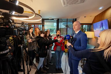 Nenad Ivanišević újságírók gyűrűjében (A tartományi kormány felvétele)