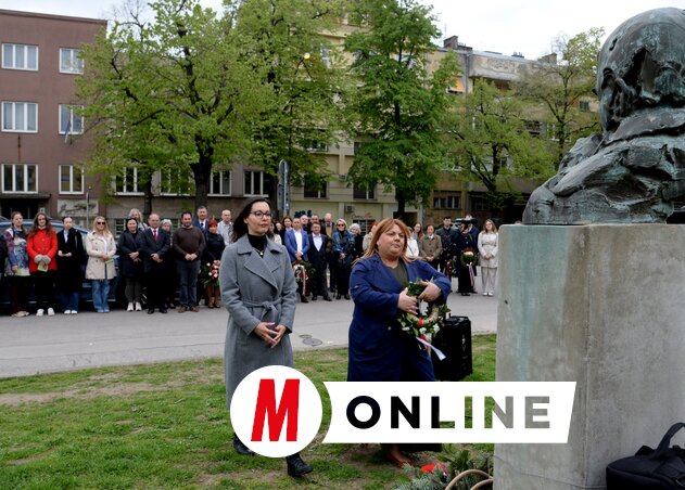Erdődi Edvina igazgató és Pesevszki Evelyn, a Magyar Szó fő- és felelős
szerkesztője elhelyezi az emlékezés virágait (Fotó: Dávid Csilla felvétele)