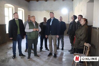 Juhász Attila a felújításról mesél a vendégeknek (Fotó: Lakatos János felvétele)