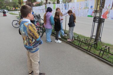 Fotó: Csincsik Zsolt/ Több mint kétszáz verset teregettek ki az adai könyvtár előtt