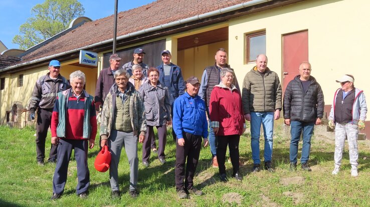 Jaksa Róbert államtitkár, a falu vezetői és a település több civil szervezetének tagjai is bekapcsolódtak a munkába / KIss Zoltán