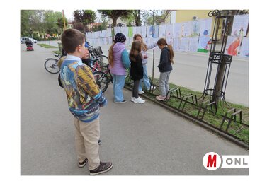 Fotó: Csincsik Zsolt/ Több mint kétszáz verset teregettek ki az adai könyvtár előtt