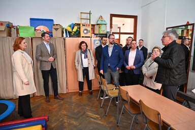 A VMSZ delegációja a Testvériség Általános és Középiskolában (Fotó: Ótos András)