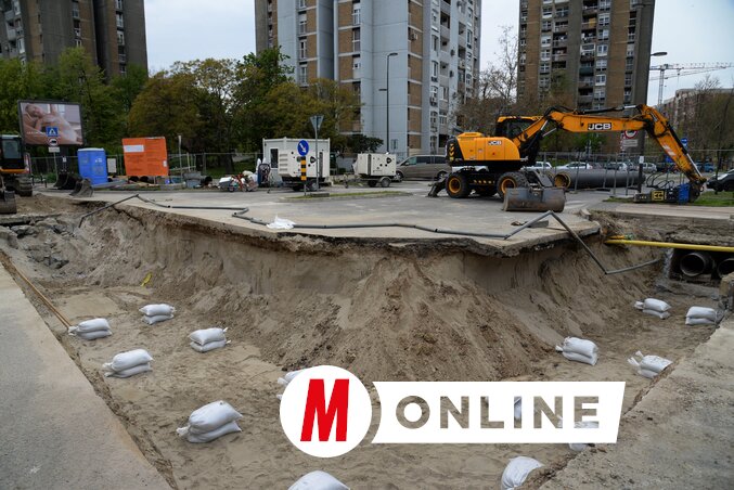 A Marko Miljanov utca és a rakpart kereszteződésénél hatalmas kráter tátong, ebbe helyezik bele hamarosan a nagy átmérőjű távhővezetékeket. Teljes forgalomkorlátozás van/lesz érvényben (Fotó: Dávid Csilla felvétele)