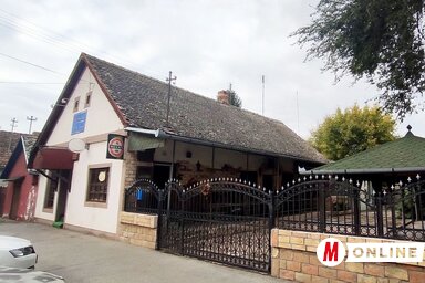 Az étterem jellegzetes homlokzata, amely évtizedeken át meghatározó része volt a városképnek és a helybeliek mindennapjainak (Fotó: Paraczky László)