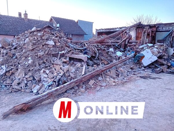 A lebontás után visszamaradt törmelék és romok a telken (Fotó: Paraczky László)