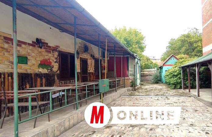 Az egykor forgalmas vendéglő terasza és udvara, ahol évtizedeken át családi ebédek, baráti találkozások és élőzenés esték tették vonzóvá a helyet (Fotó: Paraczky László)