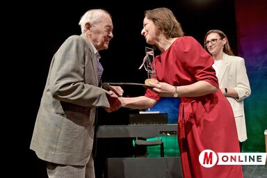 Piszár József átveszi az Életműdíjat a Vajdasági Magyar Újságírók Egyesülete díjátadó ünnepségén (Fotó: Gergely Árpád felvétele)