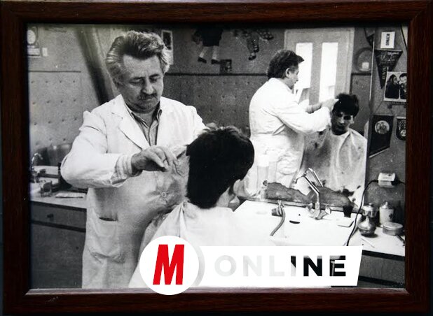 Az üzlet falán függő régi fénykép a nagytatáról méltó tisztelgés a családi hagyomány és a generációkon átívelő mesterség előtt