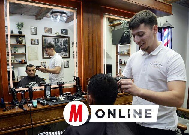 Munka közben, a precizitás és a szakma iránti elhivatottság minden mozdulatában megmutatkozik