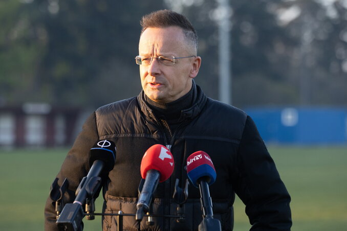 Szijjártó Péter külgazdasági és külügyminiszter nyilatkozik, miután leadta szavazatát az országgyűlési választáson Dunakeszin (Fotó: MTI/Kocsis Zoltán)