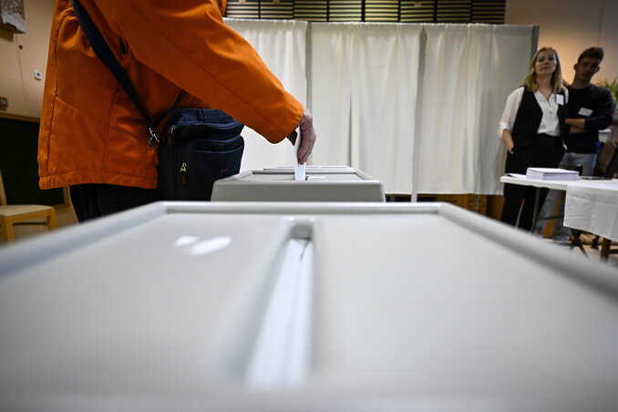 Egy szavazó az országgyűlési választáson Budapesten (Fotó: MTI/Hegedüs Róbert)