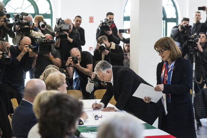 Orbán Viktor miniszterelnök, a Fidesz elnöke és felesége, Lévai Anikó átveszi a szavazólapot az országgyűlési választáson Budapesten (Fotó: MTI/Miniszterelnöki Kommunikációs Főosztály/Kaiser Ákos)