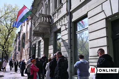 Hosszú sorok Magyarország Szabadkai Főkonzulátusa előtt (Molnár Edvárd felvétele)