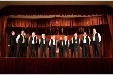 A rendezvényt a csókai Rákóczi férfikar és az óbecsei Botra férfikórus közös produkciója nyitotta meg  / Petőfi Sándor Magyar Kultúrkör