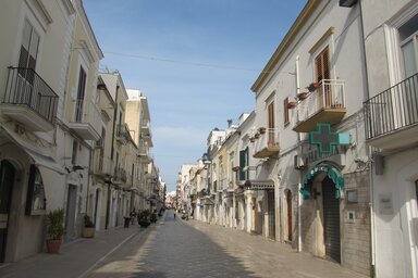 A Manfréd-korzó egy kilométer hosszú