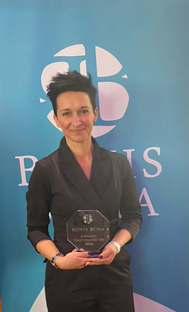 Turkál Marianna a Bonis Bona díj átvételekor / Turkál Marianna archívumából