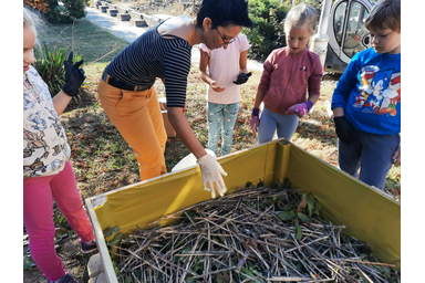 Kertészkedés az iskola udvarában / Turkál Marianna archívumából