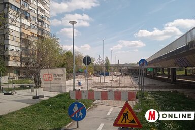 A Szabadság híd alatt korábban zúzott kővel borított parkolóhelyek voltak; hamarosan betonozott, kijelölt helyek várják az autósokat (Fotó: Szeli Balázs felvétele)