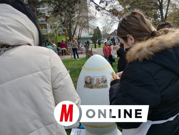 A Mozartot ábrázoló szalvéták dekupázs technikával kerültek fel a tojásra