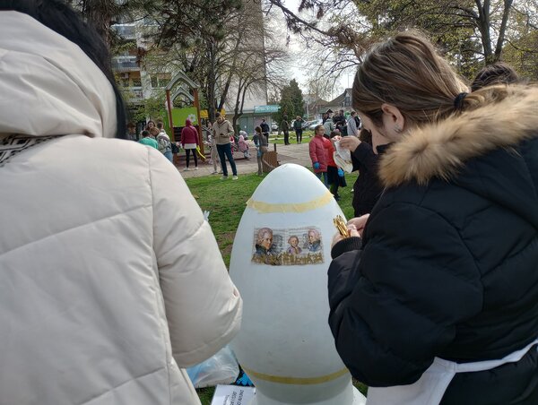 A Mozartot ábrázoló szalvéták dekupázs technikával kerültek fel a tojásra