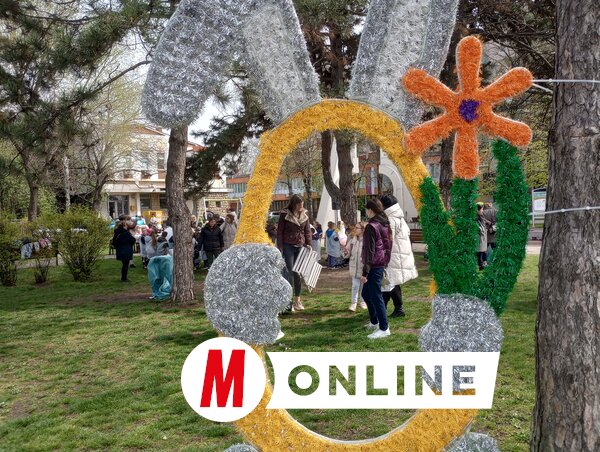 A hatalmas díszek között mókás fényképeket készíthetnek csemetéikről a szülők