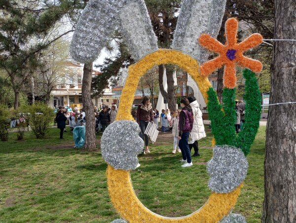 A hatalmas díszek között mókás fényképeket készíthetnek csemetéikről a szülők