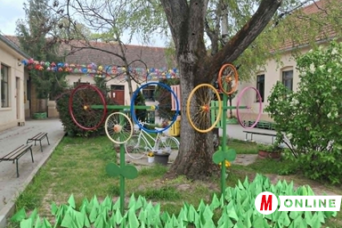 Kreatív, újrahasznosított elemekből készült díszítés teszi ünnepivé az iskola udvarát (Fotó: Kancsár Izabella)