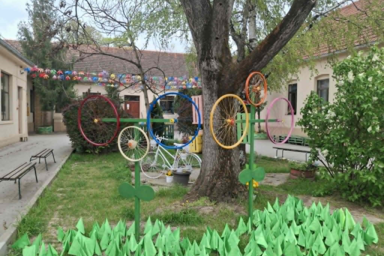 Kreatív, újrahasznosított elemekből készült díszítés teszi ünnepivé az iskola udvarát (Fotó: Kancsár Izabella)